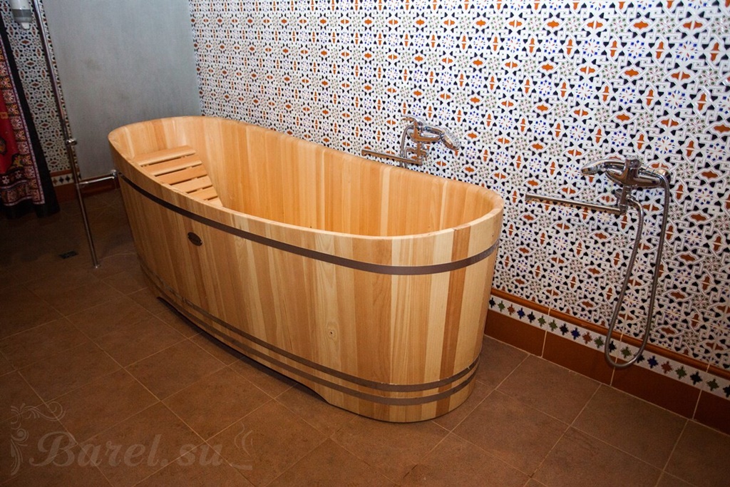 Деревянная ванна.